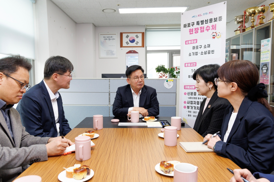 경제적 어려움을 겪는 지역 소기업 및 소상공인을 돕기 위해 여러 지원정책을 펼치는 박강수 마포구청장.jpg