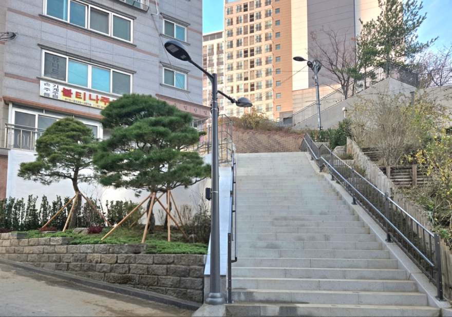 마포구가 개선한 환일중고 인근 계단.jpg