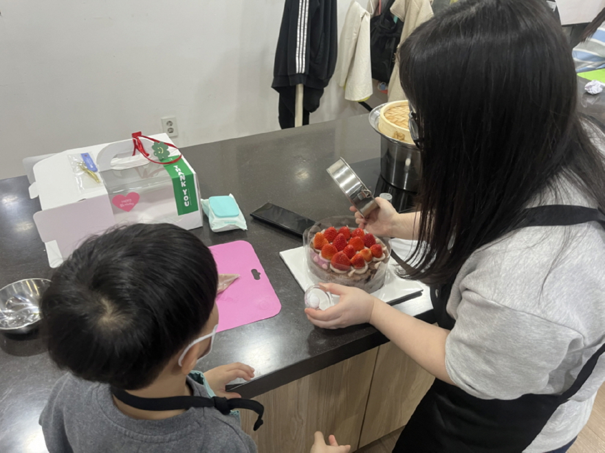 1-6. 드림스타트 지원 사업 중 생일 케이크 요리 수업.jpg