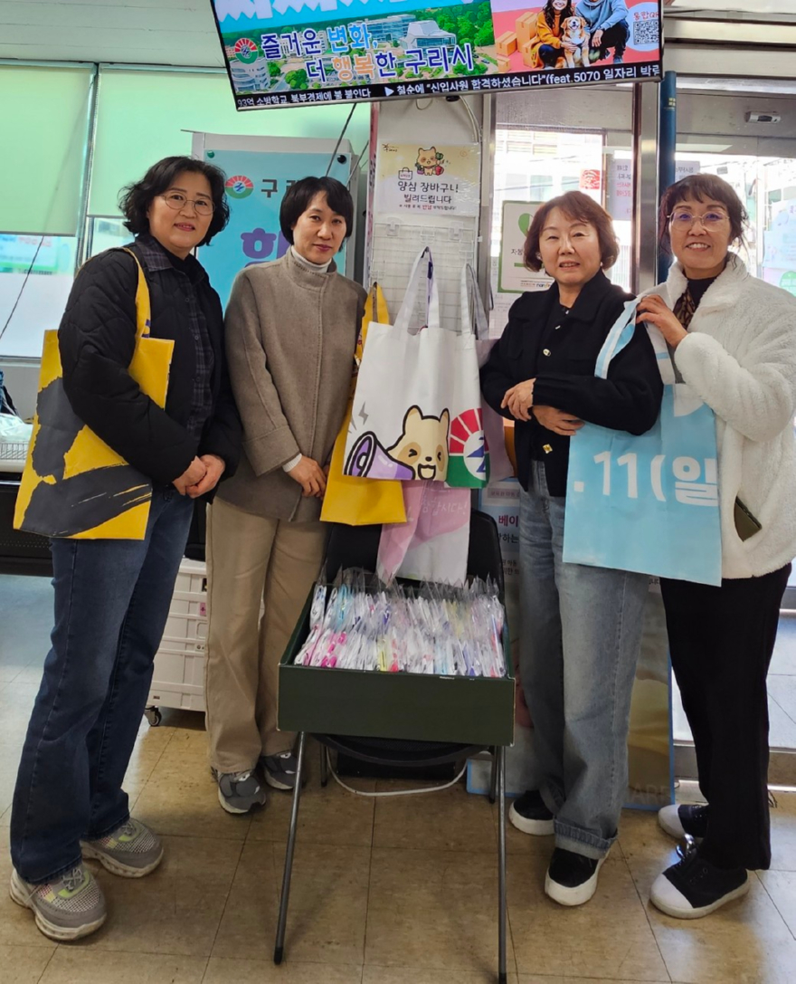 1119 “현수막이 장바구니로!”구리시 수택2동, 폐현수막 재활용 ‘양심 장바구니’ 비치2.jpg