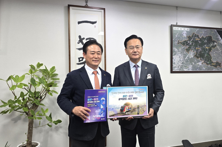 2. 홍천군민 모두가 꿈꾸는 용문홍천 광역철도책자, 국회전달 (4).jpg