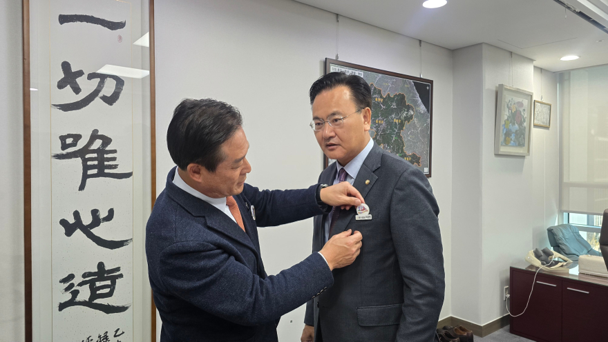 2. 홍천군민 모두가 꿈꾸는 용문홍천 광역철도책자, 국회전달 (3).jpg