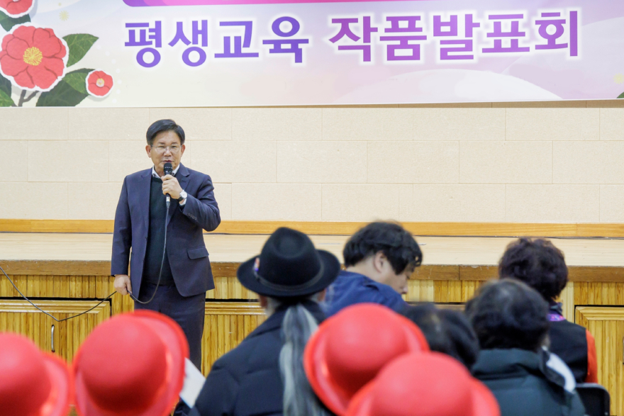 박강수 마포구청장이 평생교육 작품발표회에서 인사말을 전하고 있다..jpg