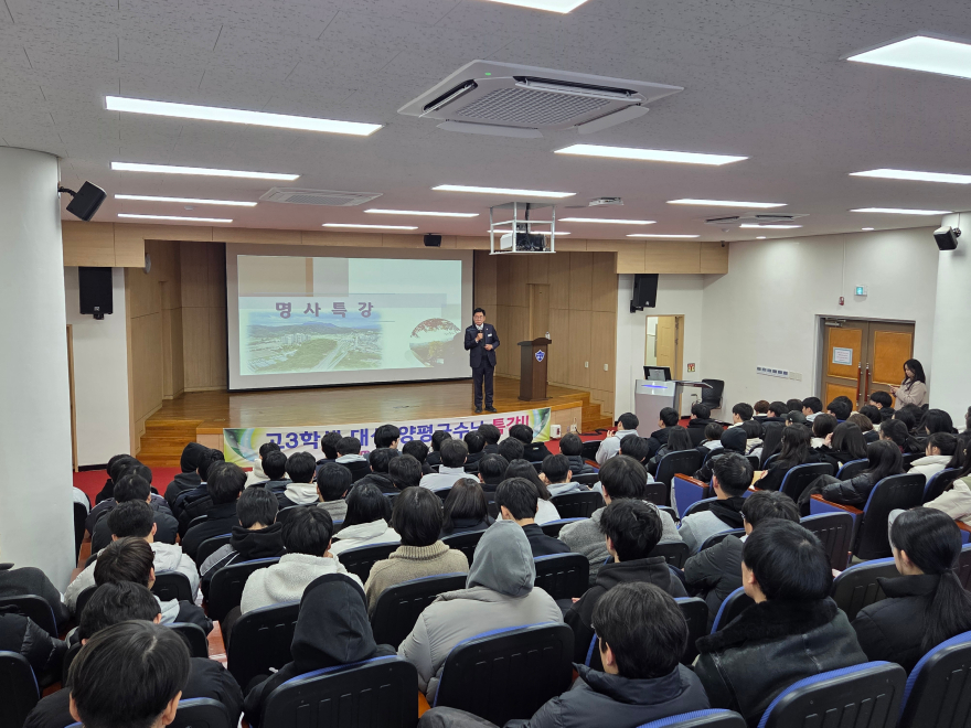 01-3 용문고 특강 개최 사진03.jpg