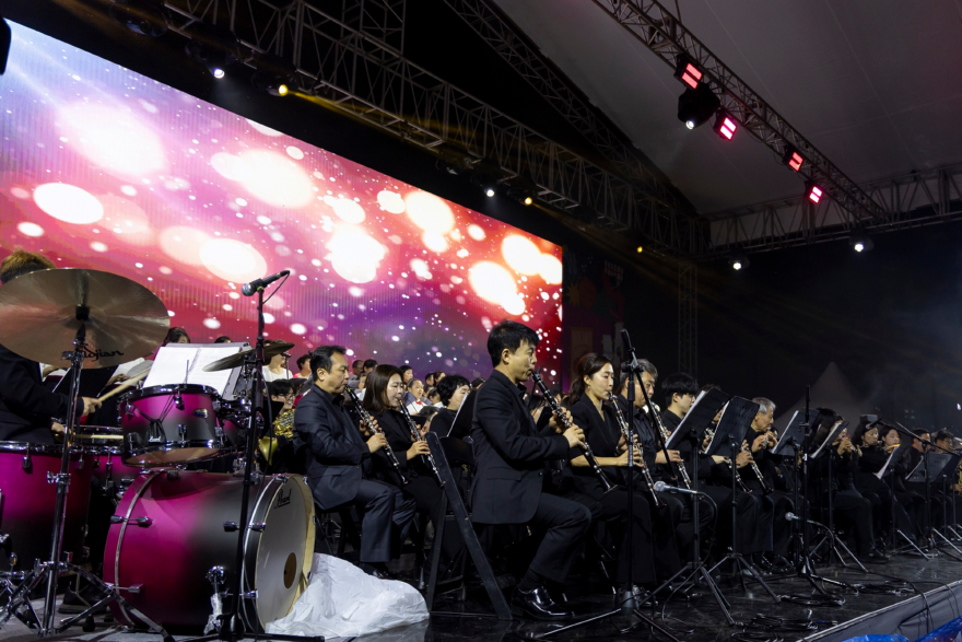 제18회 마포나루 새우젓축제에서 마포구립 윈드오케스트라 공연이 펼쳐졌다..jpg