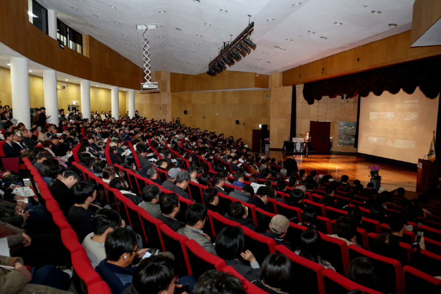 1-3. 고양의 20년 미래를 이끌어갈 ‘미래도시 고양’비전이 발표된 ‘2040 고양 도시기본계획 주민공청회’현장.jpg