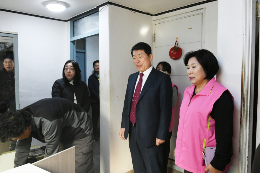 1125 구리시 교문2동·목민 봉사회, 집수리 봉사로 ‘따뜻한 온기’ 전달2.JPG