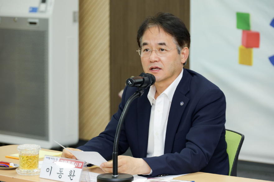 1-1. 고양시 상반기 적극행정 우수사례 경진대회 시상식에 참석한 이동환 고양특례시장.jpg