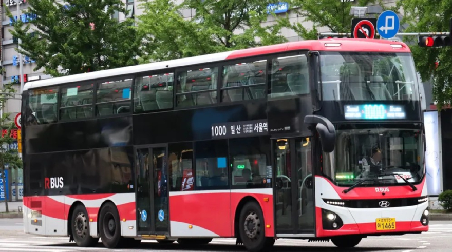 1-4. 고양시에서 서울시로 운행하는 1000번 직행좌석버스 노선에 투입된 2층 버스.jpg
