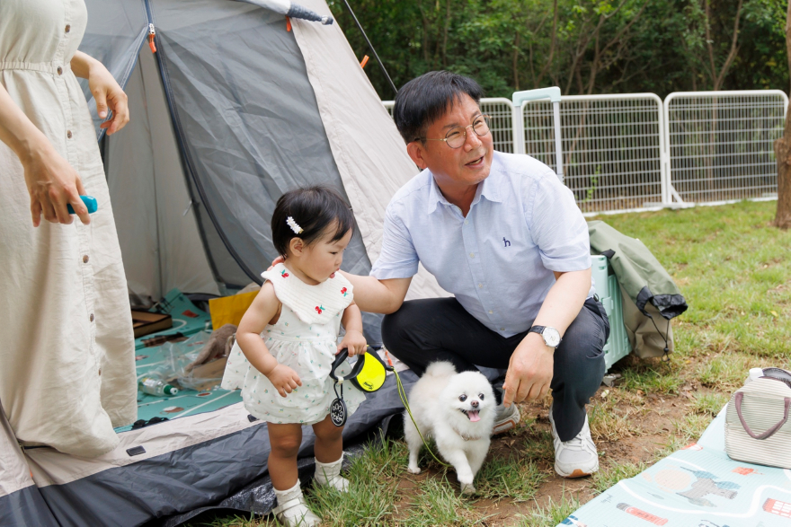 마포반려동물캠핑장에서 반려견과 함께 행복한 시간을 보내고 있는 박강수 마포구청장.jpg