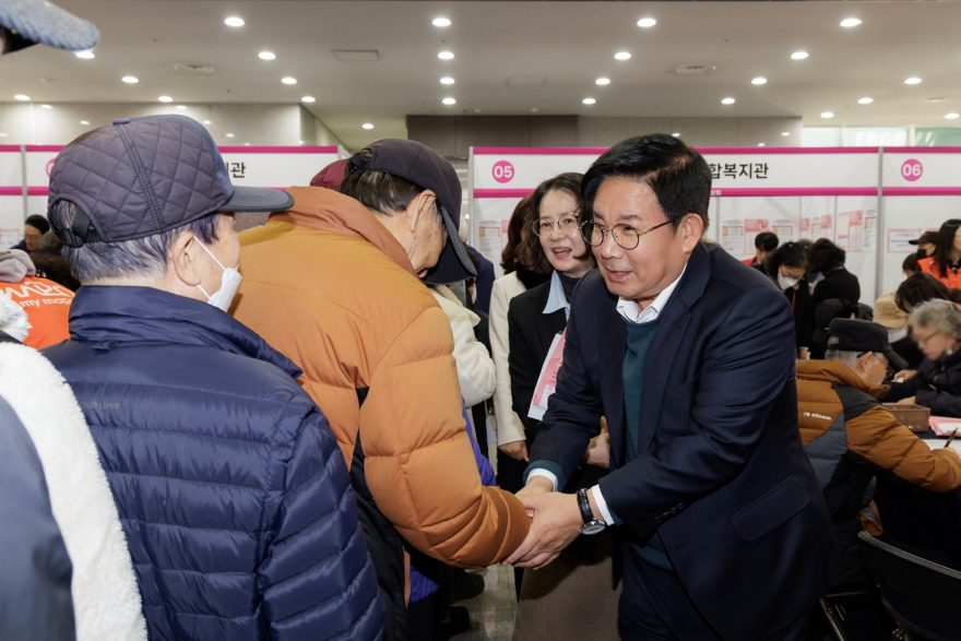 박강수 마포구청장이 ‘2025 마포구 노인일자리 박람회’에서 어르신들과 인사를 나누고 있다..jpg