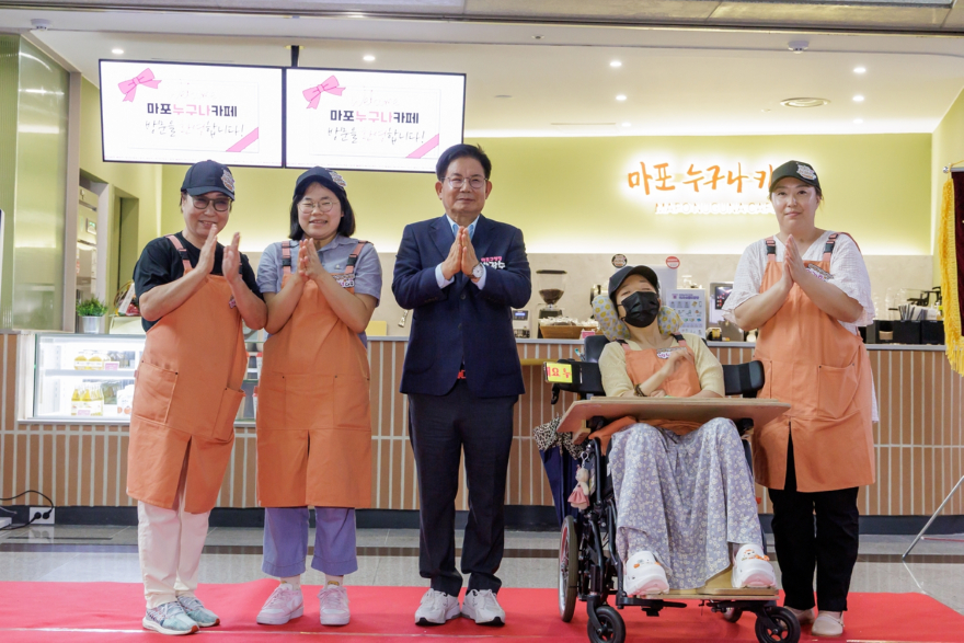 박강수 마포구청장과 마포 누구나 카페 공동대표가 함께 기념촬영을 하고 있다..jpg