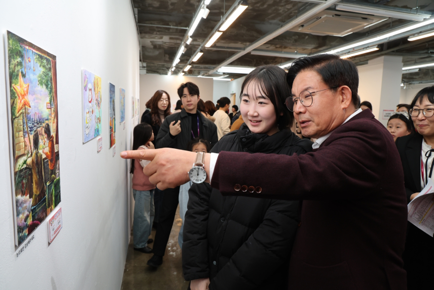 박강수 마포구청장이 수상 어린이와 함께 전시된 그림을 살펴보고 있다.(1).jpg