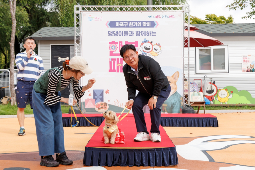 박강수 마포구청장이 댕댕이 한복 패션쇼에서 한복을 입은 반려견과 함께 포즈를 취하고 있다..jpg