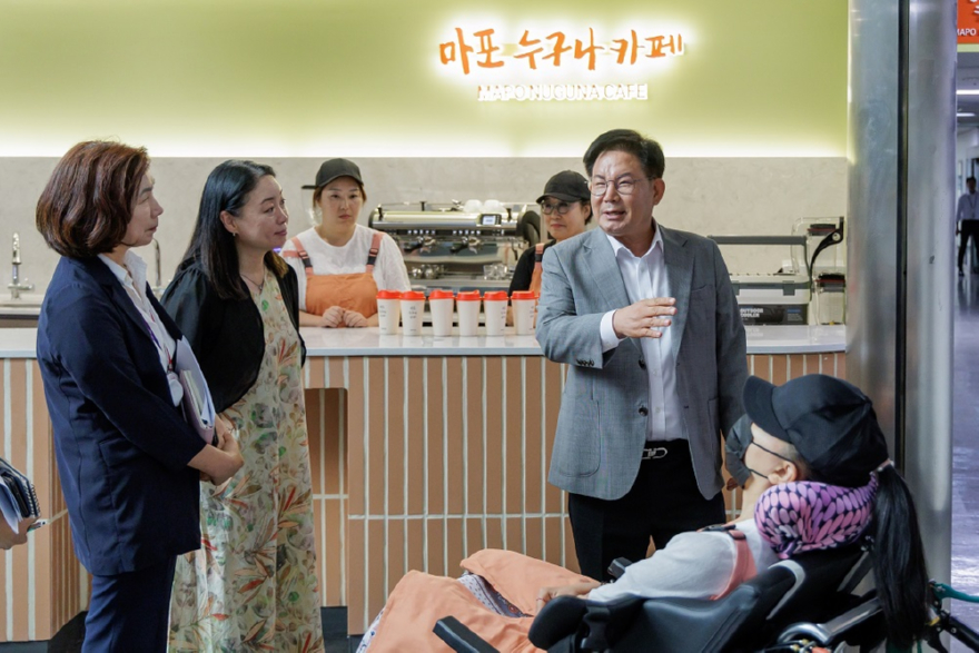 박강수 마포구청장이 ‘누구나카페’를 방문해 운영에 대한 의견을 청취하고 있다..jpg