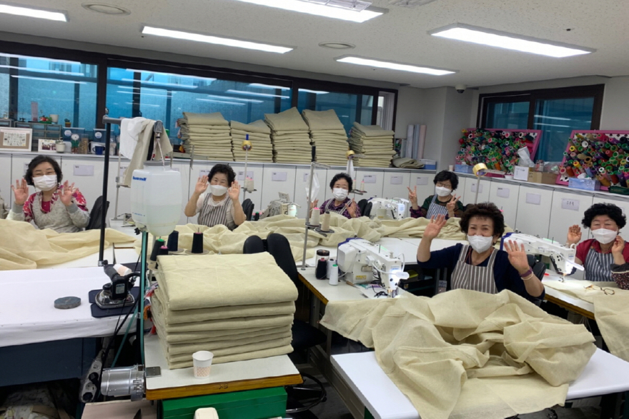 1-6. 할머니와 재봉틀 사업단.jpg