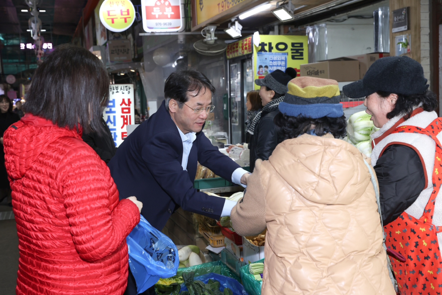 1. 고양시, 설 명절 맞아 전통시장 격려 방문…장보기 동참 (3).JPG