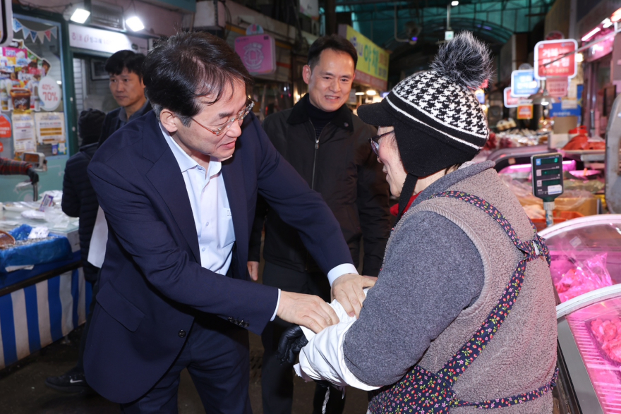 1. 고양시, 설 명절 맞아 전통시장 격려 방문…장보기 동참 (4).JPG
