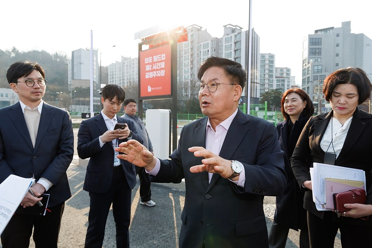 박강수 마포구청장이 마포월드컵 공영주차장을 방문했다..jpg