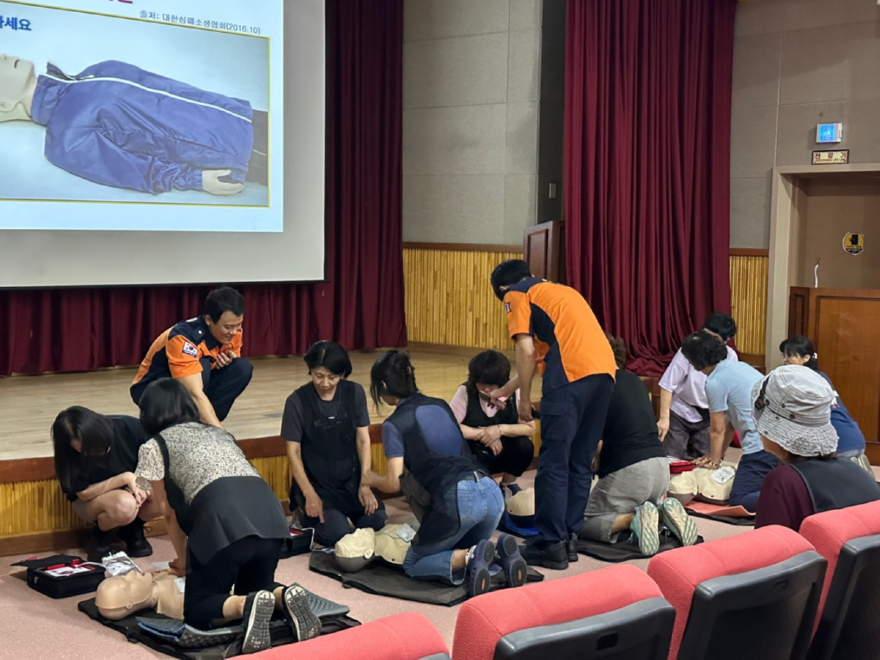 1-3. 시민 대상으로 진행한 심폐소생술(CPR) 교육.jpeg