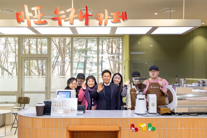 박강수 마포구청장이 ‘마포 누구나 카페’ 2호점 개소식에 참석해 장애인 공동대표 및 관계자들과 함께 기념촬영을 하고 있다..jpg