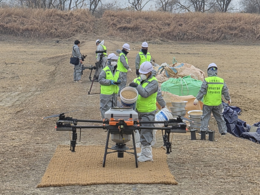 2. 고양시, 장항습지서 겨울철새 먹이 65,000kg 공급 (2).jpg