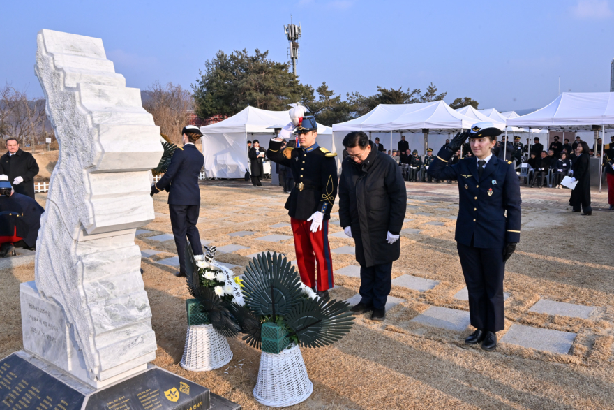 02-1 UN프랑스대대 한국군 참전기념비 추모.jpg