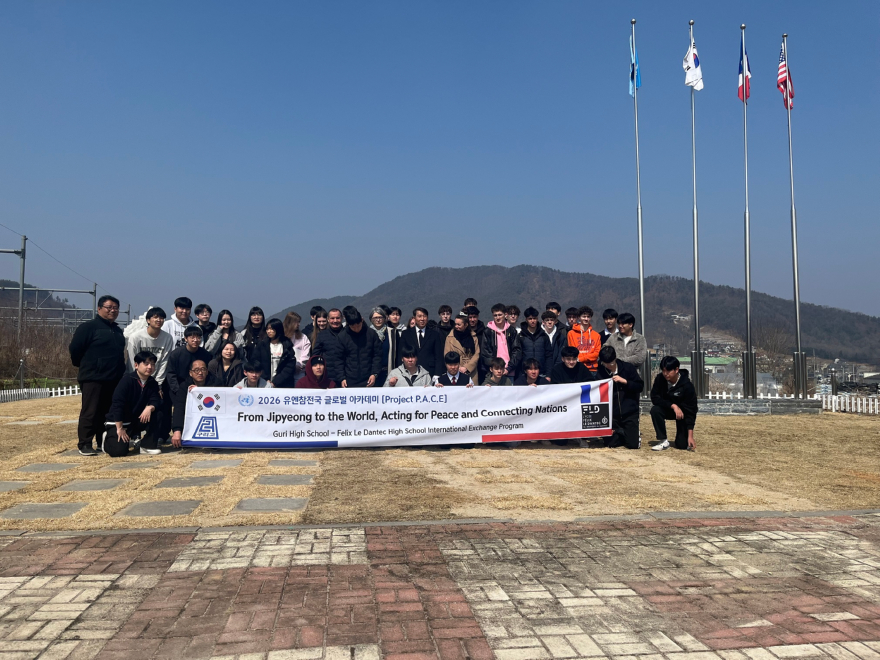 02-3 UN프랑스대대 한국군 참전기념비 추모.jpg