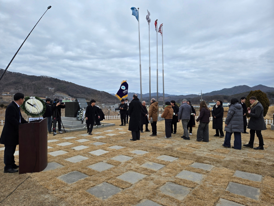 02-2 UN프랑스대대 한국군 참전기념비 추모.jpg