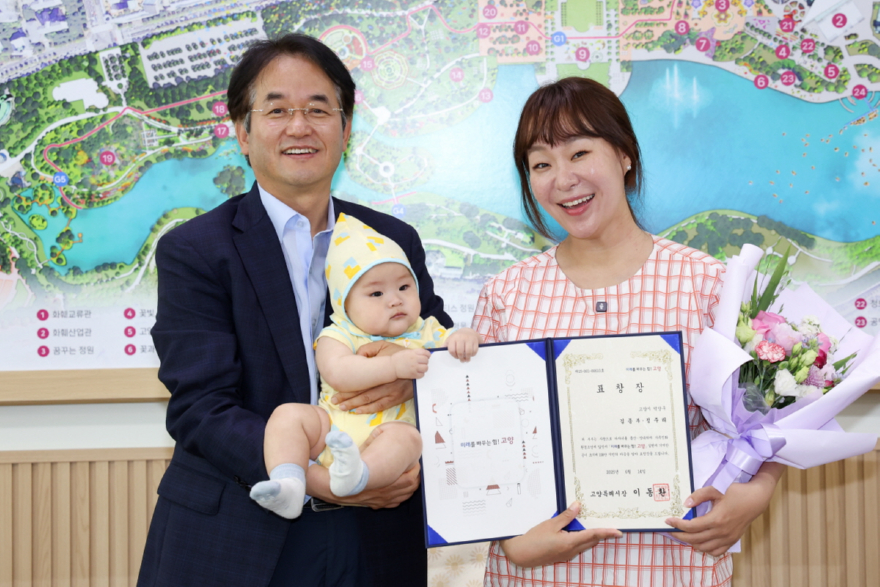 1-2. 지난해 6월 개그우먼 정주리 씨 출산장려 유공 표창 수여.jpg