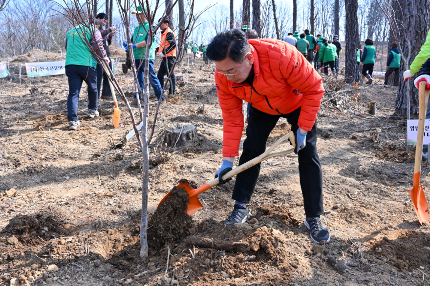 03-2 제81회 식목일 기념 ‘희망의 자작나무’ 식재.jpg
