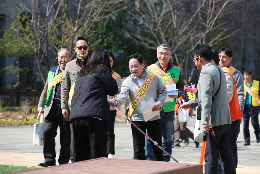 (0324)[다산1동 도시건축과]남양주시 다산행정복지센터, ‘2026 새봄맞이 쓰담데이‧펫티켓 캠페인’ 성료(사진2).jpg