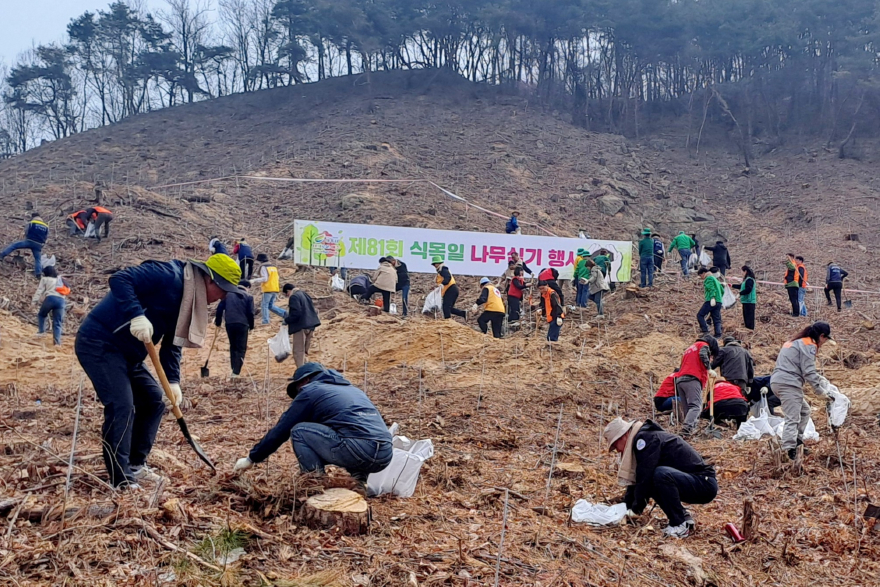 04-여주시 제81회 식목일 나무심기 행사 개최… 싸리산에 시민과 함께하는 힐링명품숲 조성.jpg