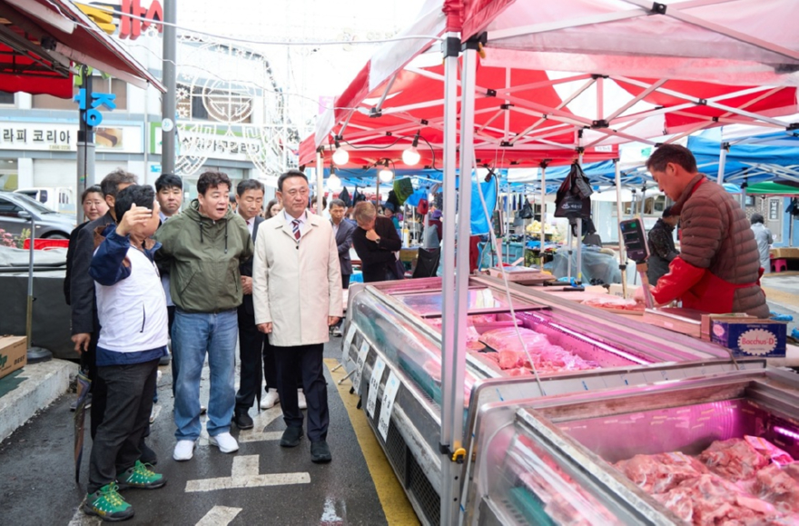 05-지역발전상생협약 이행 위한 더본코리아 백종원대표 여주 전통시장 방문해 상권 활성화 점검(2).jpg