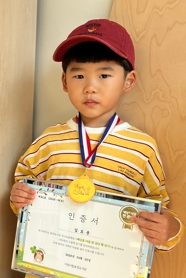 4 이천시 효양도서관 취학 전 천 권 읽기 세상을 바꿀 천 권의 책 95호 완독자 탄생.jpg