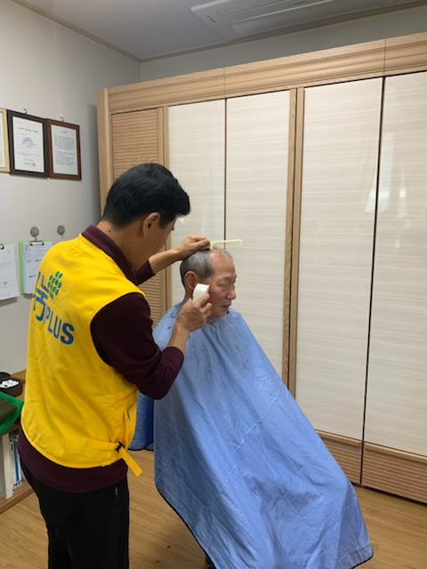 11-2 서종면 명달리 찾아가는 이발 봉사.jpg