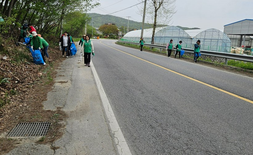 지역01-새마을지도자 점동면부녀회, 환경정화 봉사활동 실시(2).jpg