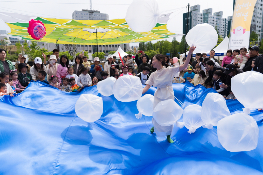 1. 10살 맞이한 ‘고양어린이박물관’  4. 2025 고양어린이박물관 축제 공연.jpg