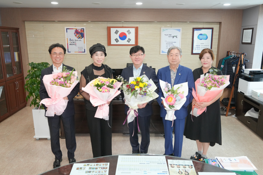 02-1 제54회 어버이날 표창 전달.jpg