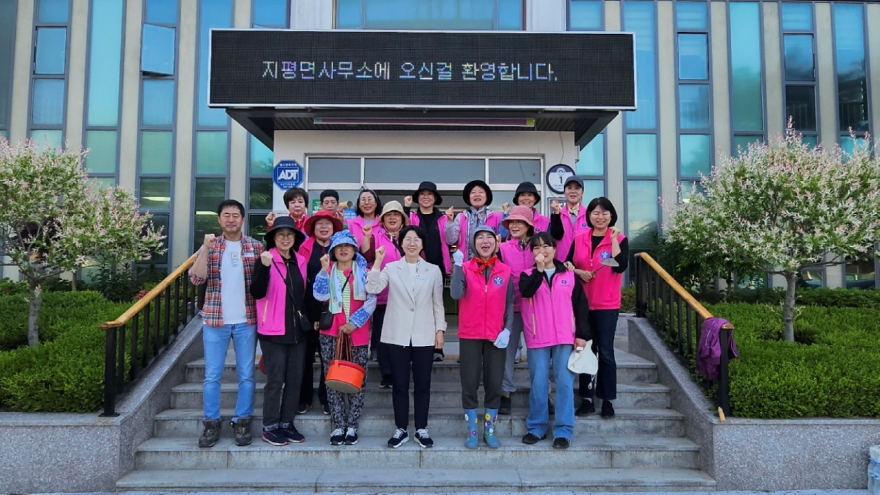 09-1 지평면 생활개선회 유채꽃길 가꾸기.jpg