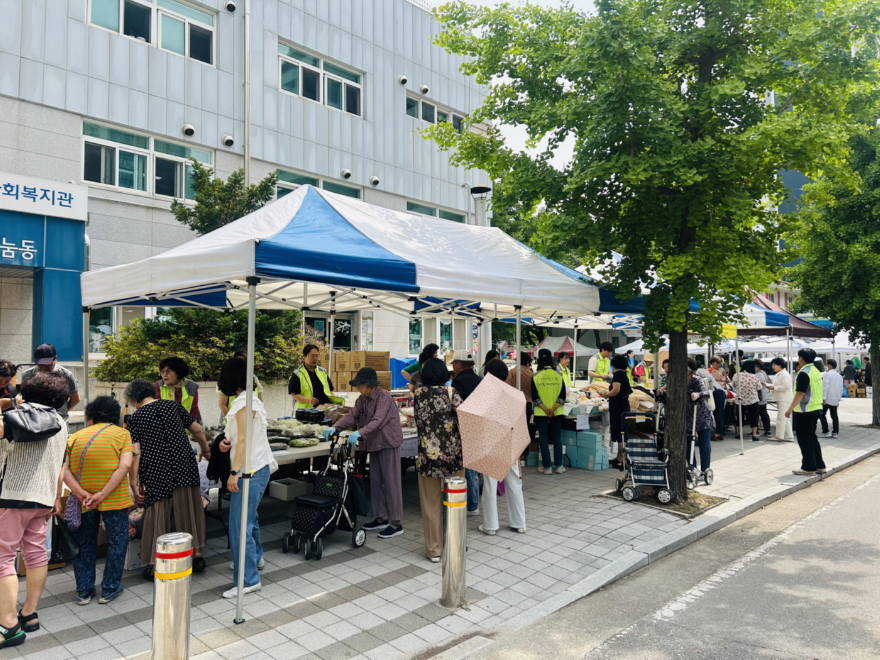3. 고양시문촌7종합사회복지관, ‘모두의7복지관 연합바자회’ 개최 (2).jpg