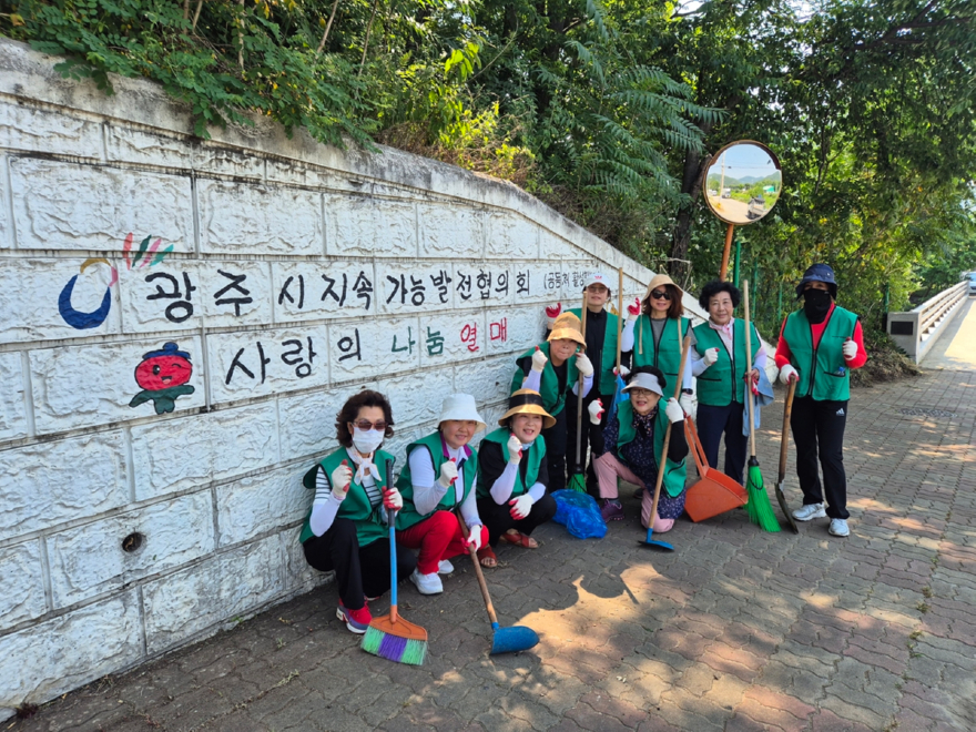 광주시지속가능발전협의회, 퇴촌 토마토 축제 앞두고 벽화 구간 환경정화 및 점검 실시.jpeg