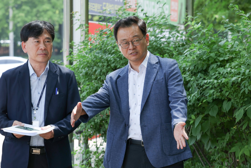 1-4. 민경선 고양특례시장 당선인(오른쪽) 장항IC현장방문.jpg