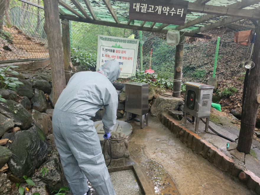 5. 고양시, 폭염 대비 약수터 4개소 일제 점검 및 소독 완료 (1)대궐고개.jpg