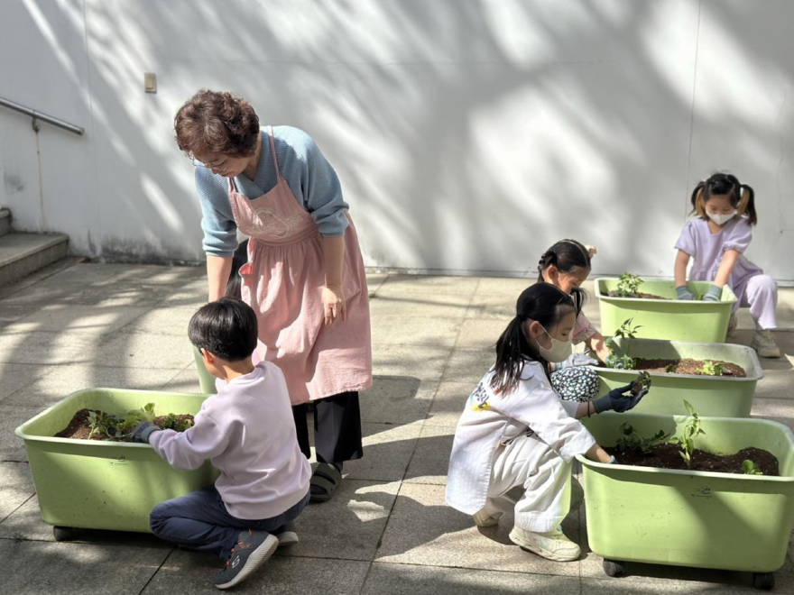 1. 고양시 도서관, 신중년 일자리‧맞춤형 독서로 문화복지 넓힌다 (4) 꽃특성화 매니저 프로그램.jpg