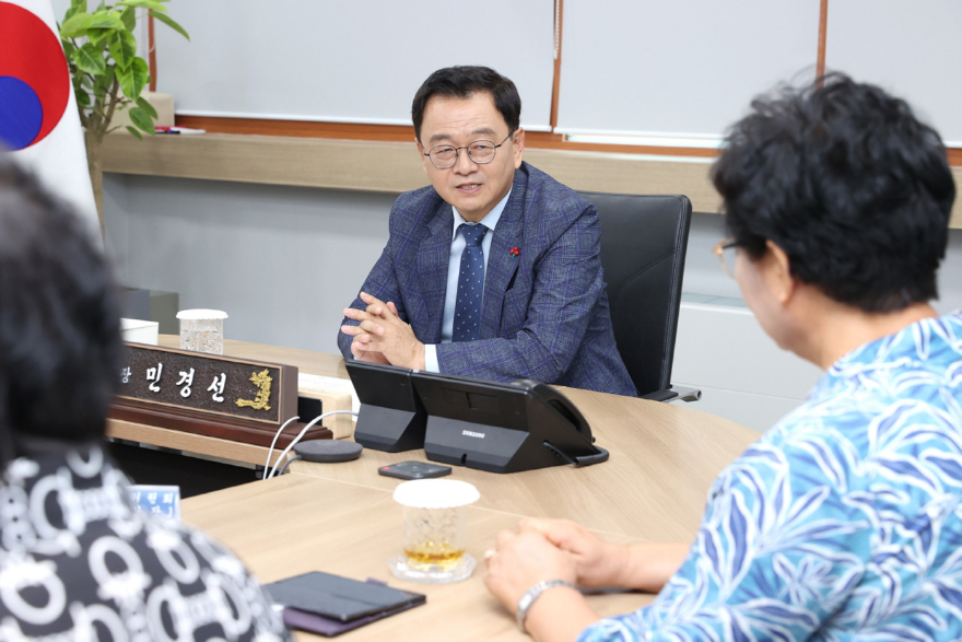 2. 고양시, 고양상공회의소 여성기업위원회에서 성금 1천만 원 기탁 (1).jpg