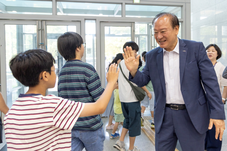 어린이들과 인사를 나누고 있는 유동균 마포구청장.jpg