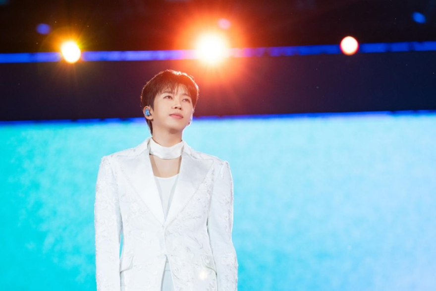 1-4. 콘서트 무대에 선 가수 임영웅 (사진 제공=물고기뮤직).jpg