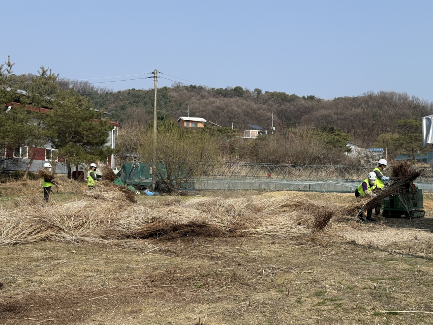 (0930)[농업기술과]농업부산물 처리, 이제 걱정마세요! 남양주시, 하반기 영농부산물 파쇄 지원 신청 접수(사진).jpg