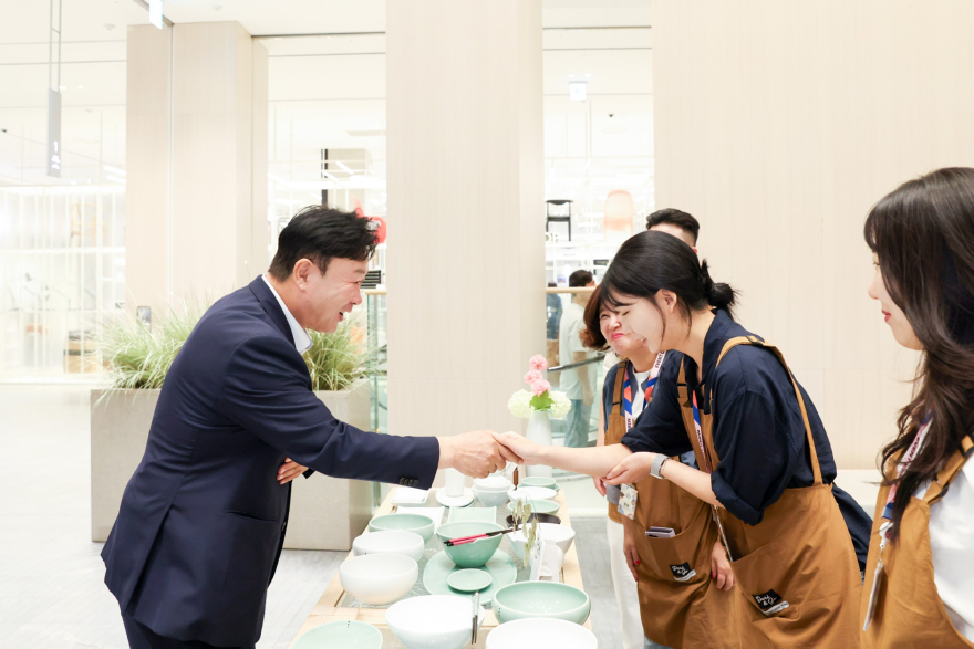 1 성수석 이천시장, 롯데백화점 동탄점 이천도자기 팝업 현장 방문 1.jpg